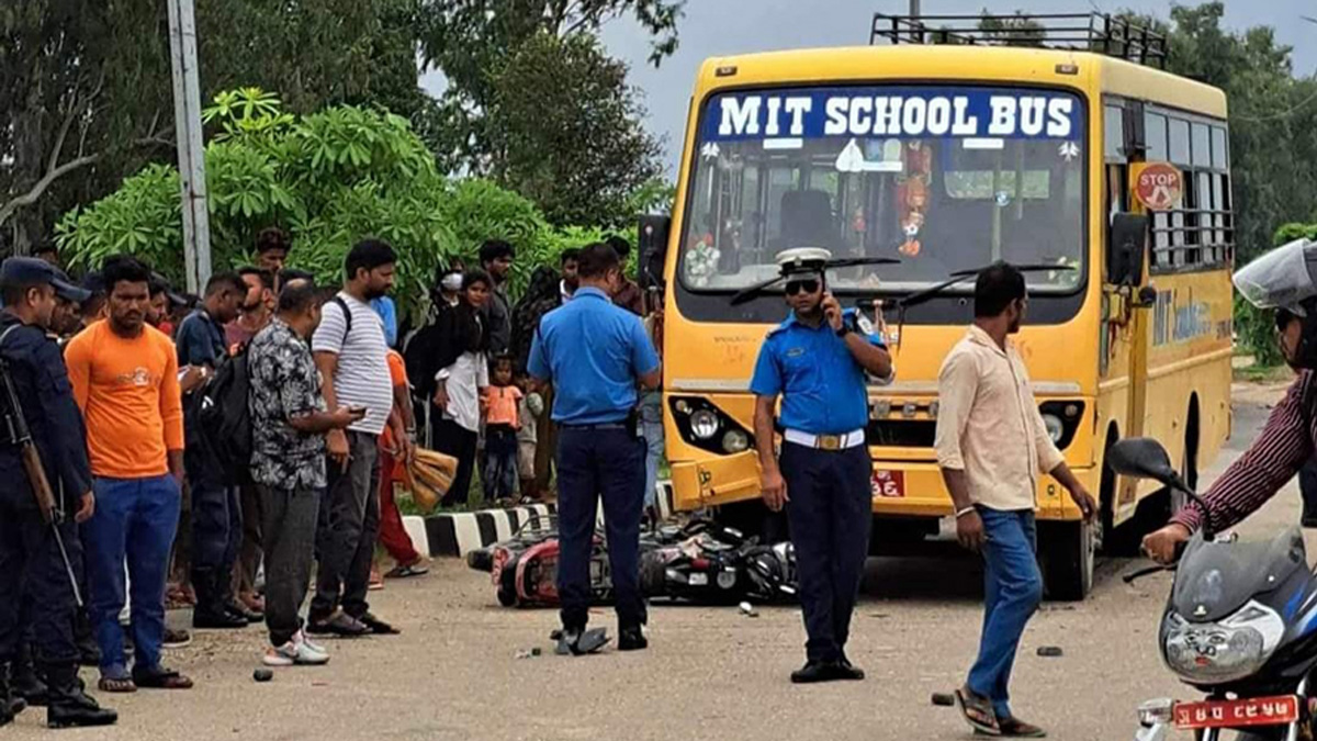 स्कुल बसको ठक्करले मोटरसाइकल चालकको मृत्यु, जनकपुर–जलेश्वर सडक अवरुद्ध
